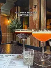 A creator visits Tomahawk Steakhouse in York for a bottomless brunch, highlighting the steak and fries, the variety of cocktails, and the overall atmosphere of the venue.