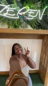 A vibrant, handheld vlog-style review of Zeren in Oval, London. The creator highlights the Afrofusion brunch menu, specifically the Savanna Sunrise Brunch and the Breakfast Melt, while showcasing the venue's atmosphere and refreshing cocktails like the Dragon Fruit Fizz and Lychee Cooler.