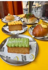 A review of Cantoast Bakery in London, showcasing their Hong Kong-inspired bakes, including salt bread, honey toast, and bolo buns, with behind-the-scenes footage of the baking process.