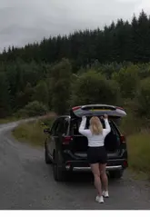 A travel vlog documenting a road trip through Scotland, featuring stays in a cottage and hotel, visits to castles, forests, and cafes in Edinburgh. The video uses a personal, diary-like style with voiceover narration in Polish.