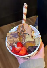 A first-person review of a Yo-Chi frozen yogurt shop in London, covering the queue, the self-serve process, toppings, pricing, and a taste test.