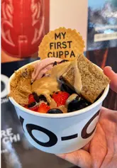 A creator visits the newly opened Yo-Chi frozen yogurt shop in Notting Hill, London, documenting the process of selecting flavors, adding toppings, weighing the bowl, and tasting the final product.